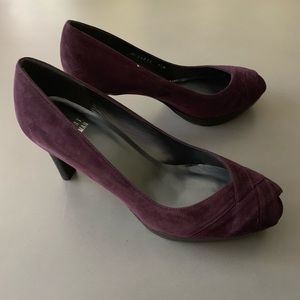Stuart Weitzman size7.5 peep toe suede heels.NEW!